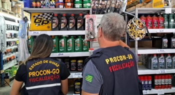 Procon apreende quase 4 mil litros de óleo lubrificante